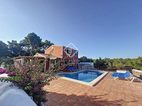 Lucas Fox presents this exclusive presentation of this incredible villa in the countryside area of Sa Roca, in the municipality of Es Mercadal. The house has a total area of 200 m², with an annex serving as a large warehouse and a private pool on a 1...