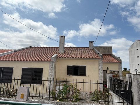 Descubra esta encantadora Moradia T3 em Mira-Sintra. Com uma área generosa de 173.94m², esta propriedade oferece um espaço ideal para famílias que procuram conforto e tranquilidade, sem abrir mão da proximidade com Lisboa. A casa apresenta um layout ...