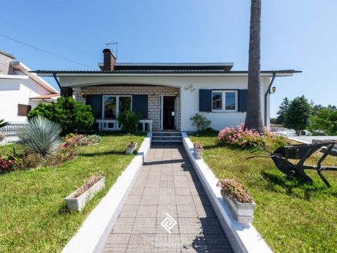 Im Herzen von Canedo befindet sich dieses komfortable, großzügige und vielseitige Haus - ideal für große Familien, zum Gästeempfang oder sogar für zwei Familien, die in perfekter Harmonie zusammenleben möchten - fast wie zwei Häuser in einem. Mit zwe...