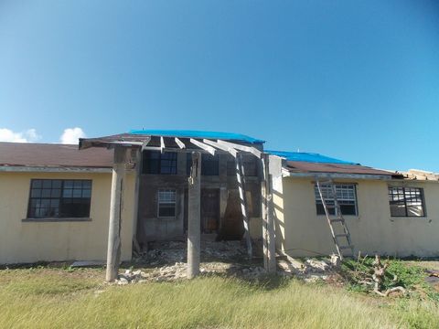 FIXER UPPER in Clarence Town! Deze woning is gelegen in de hoofdstad van Long Island. Het huis is een klusjesman speciaal en heeft veel reparaties nodig of verwijder de structuur en bouw uw droomhuis. Het ligt dicht bij Lighthouse Point Marina, het r...