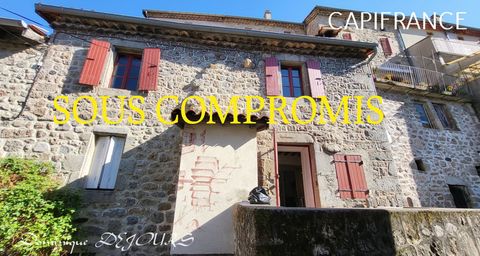 Mignonne petite maison en pierres d'Ardèche avec une terrasse
