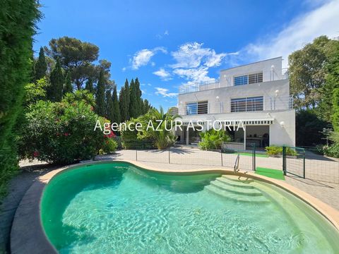 A VENDRE - VILLA DE 11 PIECES AVEC PISCINE A PIEDS DE LA MER ET DES COMMERCES A SAINT-RAPHAEL BOULOURIS