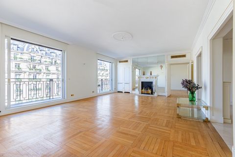 AVENUE MONTAIGNE - HOGE VERDIEPING - TERRAS Parijs 8e arrondissement - Avenue Montaigne - In het hart van de Gouden Driehoek, gelegen op de 5e verdieping van een luxe gebouw met lift, daterend uit 1960. Het gebouw heeft een conciërge en de gemeenscha...
