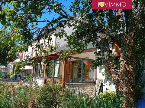Located in Saint-Gervais-d'Auvergne. LARGE BRIGHT FAMILY HOUSE WITH STUDIO. JOVIMMO votre agent commercial Hetty VAN RIEL ... This large village house, semi-detached on one side, is awaiting a new family. It can accommodate a lot of people with its 4...