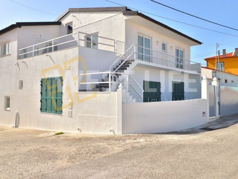 3+3 bedroom villa large studios, with great sun exposure and unobstructed views, partially recovered with independent exterior access to both floors. inserted in a quiet and privileged residential area of Campelos, it enjoys easy access to schools, s...