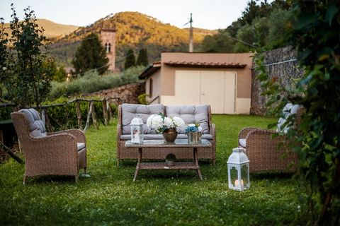Questa villa offre splendidi spazi esterni e interni eleganti, rendendola una destinazione ideale per una vacanza in qualsiasi momento sulle pittoresche colline toscane, a soli cinque minuti di auto dal centro di Lucca. Gli ospiti possono rilassarsi ...