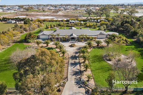 Présentation d’une propriété de style de vie rare et remarquable offrant l’équilibre parfait entre luxe, tranquillité et commodité. Située sur un magnifique terrain de 1 hectare (environ) dans une cour paisible, cette maison exceptionnelle offre l’es...