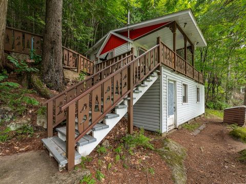 **Domaine des Quatres-Lacs** 3-Jahreszeiten-Ferienhaus mit Zugang zum Strand von Lac St-Denis direkt gegenüber. Schönes, intimes, bewaldetes Grundstück mit kleinen Wanderwegen. Sie können Zugang zu den 4 Seen des Anwesens haben, indem Sie Mitglied de...