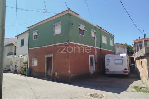 Identificação do imóvel: ZMPT579626 OPORTUNIDADE de INVESTIMENTO Vende-se moradia unifamiliar geminada situada em Orelhudo, Freguesia de Cernache e Concelho de Condeixa-a-Nova. Entre Coimbra e Condeixa-a-Nova, a casa situa-se numa localidade sinaliza...