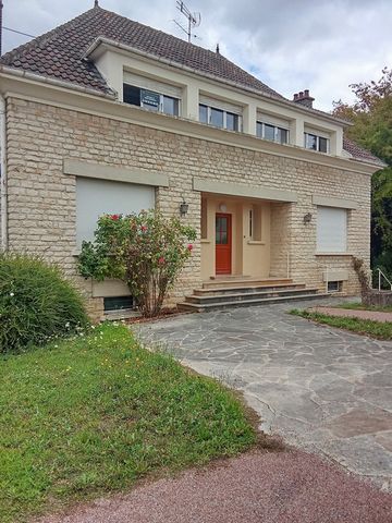 Appartement refait à neuf et garanti dans résidence privée de 6 appartements .1 er etage, comprenant; Entrée, deux chambres dont un dressing, cuisine aménagée et équipée ouverte sur séjour, salle d'eau et WC. Partie petit grenier. Deux places de park...