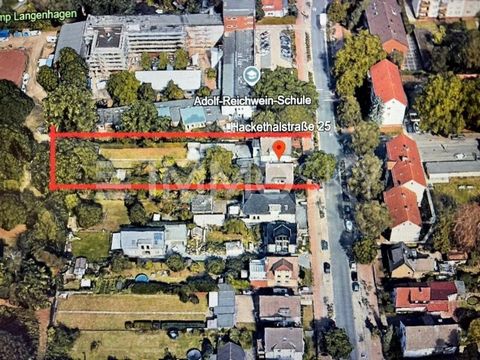 In Langenhagen, only 800 meters from Vahrenwalder Straße, a unique building plot with an area of 1,200 m² awaits you. The excellent location and the versatile possibilities make this offer particularly interesting for property developers and investor...