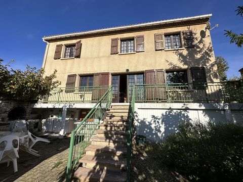 Maison familiale avec espace de vie convivial dans un village animé