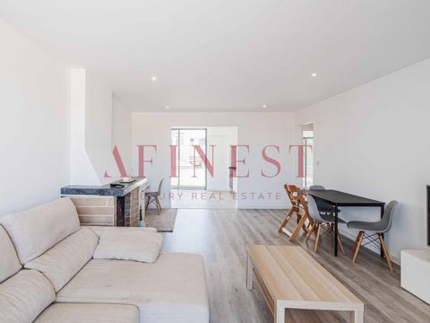 **THIS PRICE REMAINS ONLY DURING THE MONTH OF AUGUST** 4 BEDROOM VILLA IN THE CENTRE CASCAIS FROM THE YEAR 1968 RENOVATED IN 2023 WITH PRIVATE PARKING 2 MINUTES FROM THE BEACH ON FOOT AND RIGHT IN THE HISTORIC CENTRE. ENTRANCE THROUGH: FLOOR 1: Hall:...