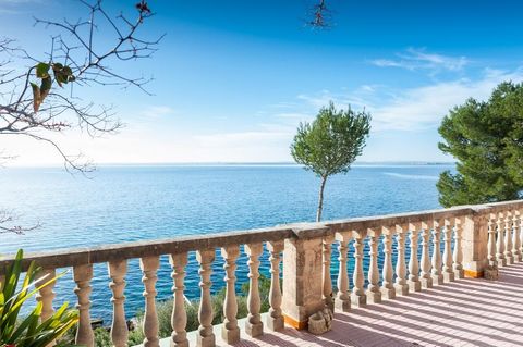 Welkom bij dit chalet in Mediterrane stijl op de perfecte locatie van de stadswijk Alcanada, direct aan zee. Het biedt alle comfort voor uw onvergetelijke vakantie ervaring. Het is een huis met drie verdiepingen en een oppervlakte van 250m2. Het is i...