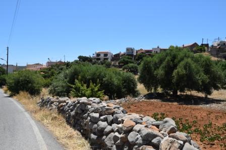Elounda Plot of land of 1000m2 indivisible. The plot is located in Elounda and has the ability to build up to 100m2. The water and electricity are nearby and it has street parking.