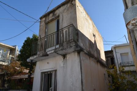 Stavrochori Altes Haus zum Verkauf auf zwei Etagen. Es ist 32m2 auf einem Grundstück von 16m2. Es besteht aus insgesamt zwei Räumen. Es gibt einen Balkon und das Wasser und der Strom sind leicht anzuschließen. Schließlich bietet das Anwesen einen Bli...