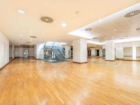 Shop with 3218m2, consisting of 3 floors and large storefront. Junction of two shops in the city centre of Lisbon, in the heart of the Avenidas Novas. Inserted in a building under horizontal property regime, built in 1987. Building composed of 20 flo...