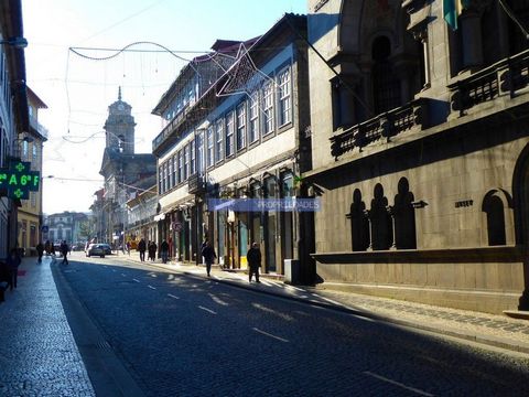 Shop to rent in Guimarães. Portugal, Guimarães. Shop for rent of ground floor, overstorey and basement, in the centre of the city of Guimarães, with 160m2 per floor. In a place of permanent passage of pedestrians and with many services and commerce i...
