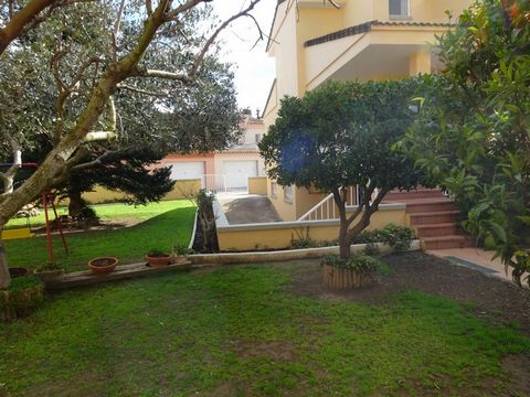 You want to live in a quiet environment 3 km from Figueres, we have this house in perfect condition to move into with 4 double bedrooms, large living room, separate kitchen and two bathrooms, one with a shower and the other with a bathtub, it has a g...