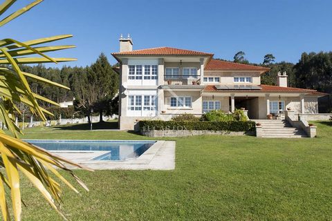 The area of Samieira is a small coastal village between Sanxenxo and the city of Pontevedra. The property situated on a hill top offers a lovely flat garden measuring a total of 4,500 m². The villa itself was built by stone, well constructed with a n...