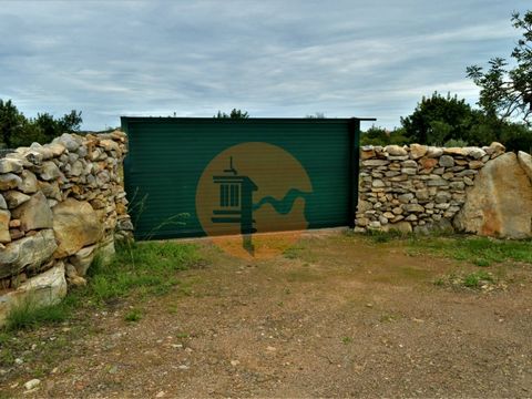 Questo terreno rustico di rilievo pianeggiante, con 14020m2, è recintato, ha 3 ingressi diversi e l'accesso è tramite sentiero di terra in buone condizioni. Il terreno ha un buco alimentato da pannelli fotovoltaici. Ha anche un rifugio da giardino in...