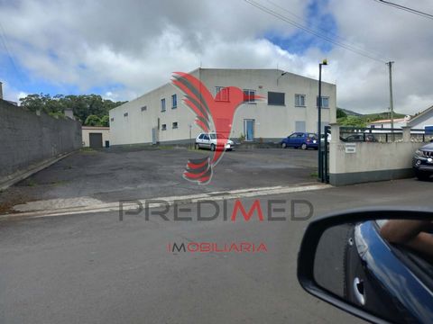   Warehouse for sale, well located 5 minutes from the Commercial Port and Industrial Park of Praia daVitória. Ready to enter, all finishes are of good quality. It is headquarters large warehouse, intended for shipyard with patio , repair shop and ind...