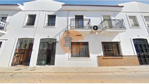 Huis in het centrum van Ayamonte, Huelva, Andalusië. Huis met twee verdiepingen. Villa met 4 slaapkamers, twee badkamers. Warm water op zonne-energie, door panelen. Open haard in de woonkamer. Balkon en een kleine binnenplaats. Dicht bij de veerboot ...