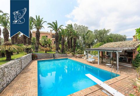 Non loin de Sanremo, avec vue sur la mer Ligure, se trouve cette splendide villa de luxe, à vendre, immergée dans un parc botanique enchanteur entièrement clôturé et sous vidéosurveillance de 5500 mètres carrés, ainsi que 12500 mètres carrés d'o...