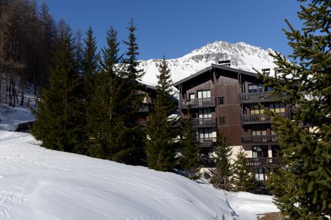 The Residence « Les Hauts de Rogoney » at Val d’Isère is situated between 200m and 500m from the shops. This holiday rental consists of apartments, some duplex, housed in a large, elegant chalet. The apartments, ranging from the studio apartment for ...