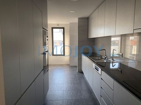 Apartment consisting of a suite and two other rooms supported by a full bathroom. Service bathroom. Living room with balcony and fully equipped kitchen with Bosch appliances. The laundry room is open to the kitchen, but it is possible to create a sep...