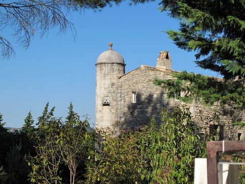 Exceptional property in Uzes but in a quiet area, 10 minutes walk from the town centre. This splendid 15th century building, classified ISMH, was one of the summer residences of the Popes of Avignon. It offers about 1000 square meters of top-of-the-r...