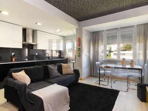 2 bedroom apartment on a 5th floor with elevator on Av. Miguel Bombarda in Queluz. In a very central area served by various services, schools, supermarkets and transport. Located on a 5th floor with elevator on Av. Miguel Bombarda in Queluz, this apa...