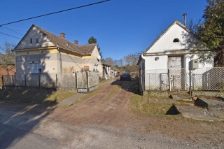 Price: €45.710,00 Category: House Area: 98 sq.m. Plot Size: 1302 sq.m. Bedrooms: 3 Bathrooms: 1 Location: Countryside £40.135 All-in costs, excluding 4% tax Former farmhouse with lots of barn space, 35 minutes from Lake Balaton. The house offers you ...