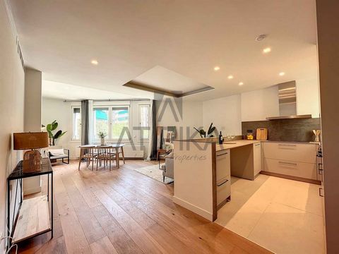 In the heart of Barcelona, in the coveted neighborhood of L'Antiga Esquerra de L'Eixample, you will find this stunning brand new apartment. With a privileged location just minutes from Aragó street, Plaça del Doctor Letamendi and Plaça Universitat, y...