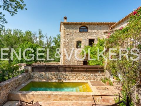 MASÍA IN VILERT, HISTORY AND RURAL SPLENDOR Discover the majestic Masía de Vilert, a captivating rural house that dates back to the year 1238 and is located in a privileged natural setting in Pla de l'Estany, Girona. This historic property proudly st...