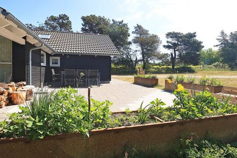 Junto a Ristinge Strand se encuentra esta casa de campo con bañera de hidromasaje y sauna. La cabaña está amueblada con un gran salón / comedor combinado con muebles de la mejor calidad danesa y acceso directo a la terraza abierta / cubierta de la ca...