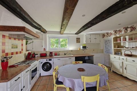 This tastefully renovated holiday home is set in a picturesque Breton property. It offers excellent living comfort all year round, so your holidays in Brittany here will be very enjoyable, even outside the height of summer. The location, on a large p...