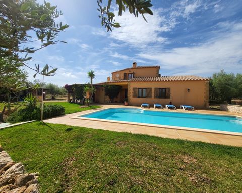 Magnificent rustic property in Ametlla de Mar completely closed and flat just 5 km from the center of the fishing village and the best coves of fine sand crystal clear waters of the Costa Daurada Access by paved road to the same door It has a large g...