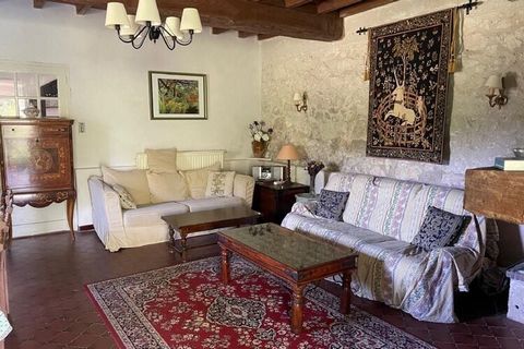 Con interiores elegantes y sofisticados, esta encantadora casa de vacaciones en Montaigu-de-Quercy ofrece unas vacaciones increíbles. La casa tiene un jardín con muebles donde se puede disfrutar de comidas de barbacoa. Esta casa es ideal para unas va...