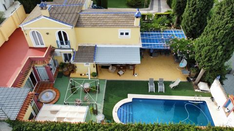 With incredible privacy and wonderful vegetation we have this fantastic Villa with Plot of 1.044 square meters. You can enjoy a quiet and natural environment.~ ~It is also surrounded by multiple services in the vicinity, (confectioneries, supermarket...