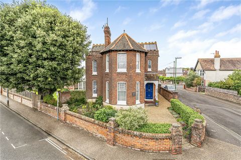 A rare opportunity to purchase a most attractive Character house in the centre of Chichester with the additional benefit of secure off road parking and a charming garden. This elegant home is within the Conservation Area to the south of the Cattle Ma...