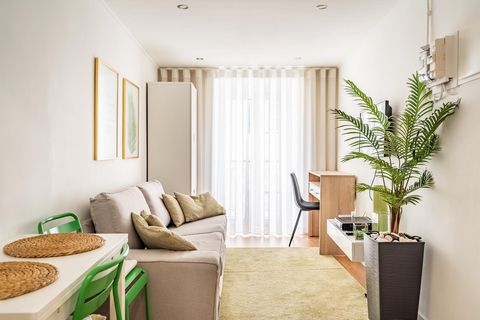 Upptäck charmen med att bo i hjärtat av Bairro Alto med denna charmiga lägenhet med 1 sovrum. Denna lägenhet ligger i detta berömda turistområde och erbjuder ett utmärkt tillfälle för både husägare och investerare som letar efter Lissabons livliga li...