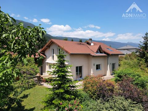 TO VISIT QUICKLY The ADN Immo agency offers you this very pretty detached house of 192m2 in the town of Collonges. Built on a plot of 986m2, it includes a large bright living space including a fully equipped open kitchen, 4 spacious bedrooms includin...