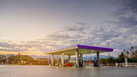 A gas station is for sale. There is also a natural gas refueling. There is a reating area and shops on site. It is located on the Antalya - Alanya highway For more information please contact us directly. ... Note: Pictures, location and other informa...