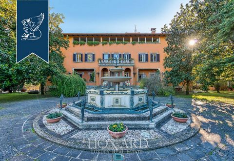 À Corciano, près de Pérouse, en position dominante, cette prestigieuse résidence est à vendre. Encadrée par un grand parc italien d'environ 2,3 ha, cultivé avec pelouse anglaise, la maison est immergée dans une végétation luxuriante typiquement ...