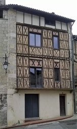 Summary In the village centre with all amenities (shops, schools, college...). Location Port Sainte-Marie Access Easy communication routes (near A 62 toll, train station). About 1 hour from Bordeaux or Toulouse. Interior With its advantageous volumes...