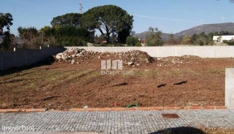 Lot with 580 m2 with approved project. Good location, with excellent sun exposure and good access. Ref.:VCM08511 ENTREPORTAS Founded in 2004, the ENTREPORTAS group with more than 15 years, is a leader in real estate mediation in the markets in which ...