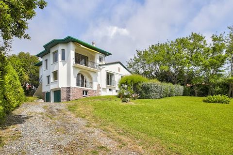 On 2 separate plots of 1252 m2 and 524 m2, large family house in 2 parts, one from 1968 on 3 levels and the other on one level from 1953 on a plot of 524 m2, 2 independent accesses in the property, plus an independent studio on the ground floor, the ...