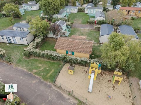 Come and visit this 3-bedroom chalet-mobile home of 40 M2 on a private campsite in La Tranche sur mer, located a stone's throw from the shops and the beach. Seaside resort, facing the Ile de Ré between Les Sables d'Olonne and La Rochelle, you will en...