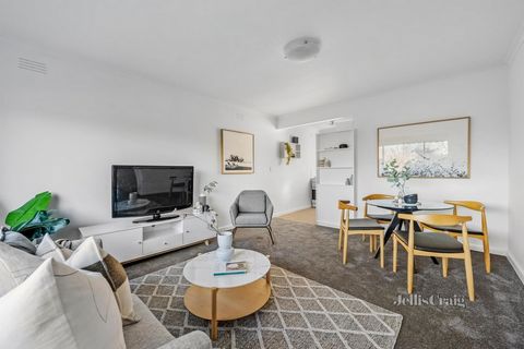 The newly painted 1 bedroom 1 bathroom apartment offers an easy care lifestyle and is suitable for investors and first home buyers. There are open plan living/dining rooms, kitchens, spacious bedrooms (with closet to the wall), ensuite bathrooms. New...
